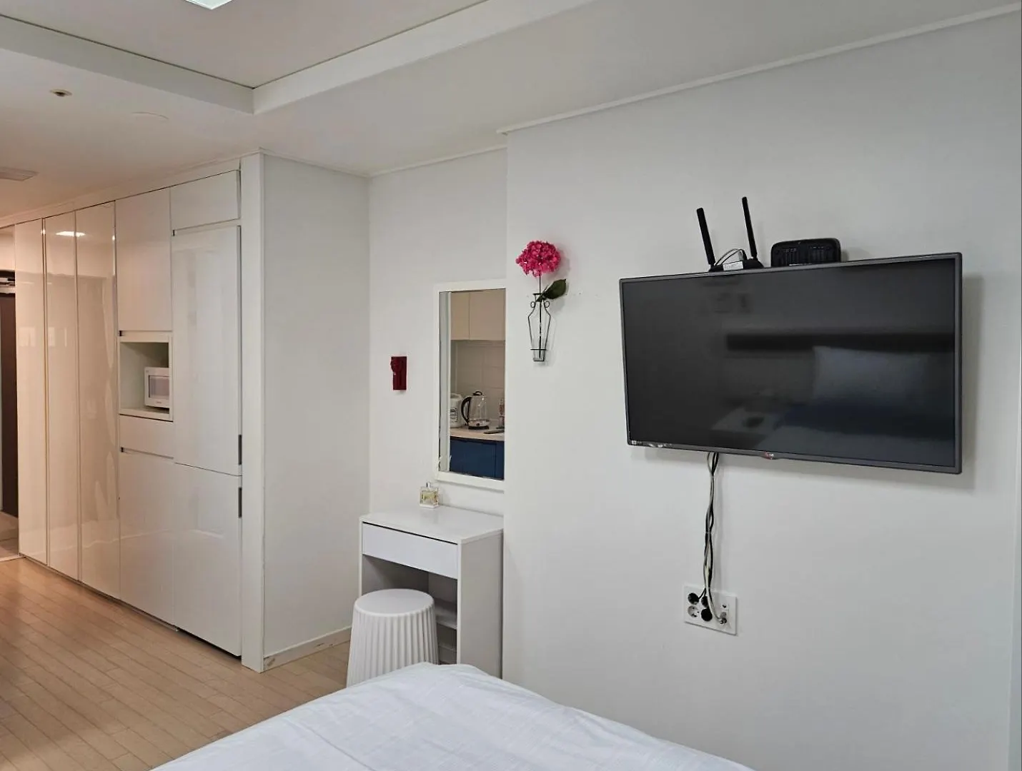 2 Minutes Run To The Sea Only 152M, Special Benefit Of Spa Waterpark 195M Away Busan Apartment
