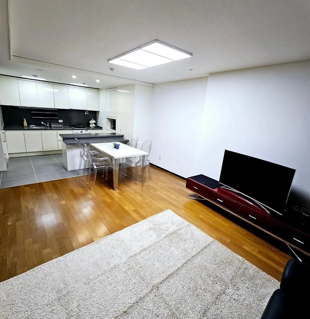 Apartment 2 Minutes Run To The Sea Only 152M, Special Benefit Of Spa Waterpark 195M Away Busan
