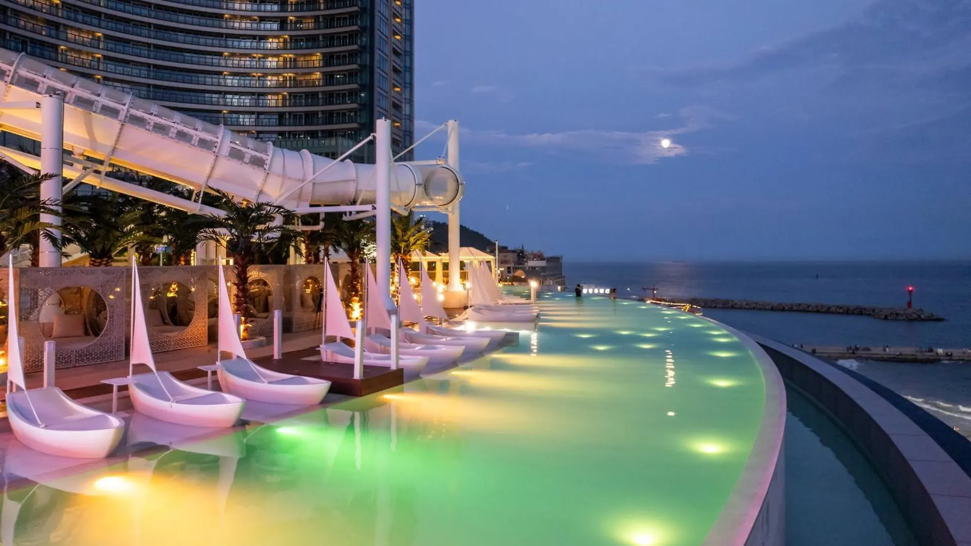 2 Minutes Run To The Sea Only 152M, Special Benefit Of Spa Waterpark 195M Away Busan Apartment