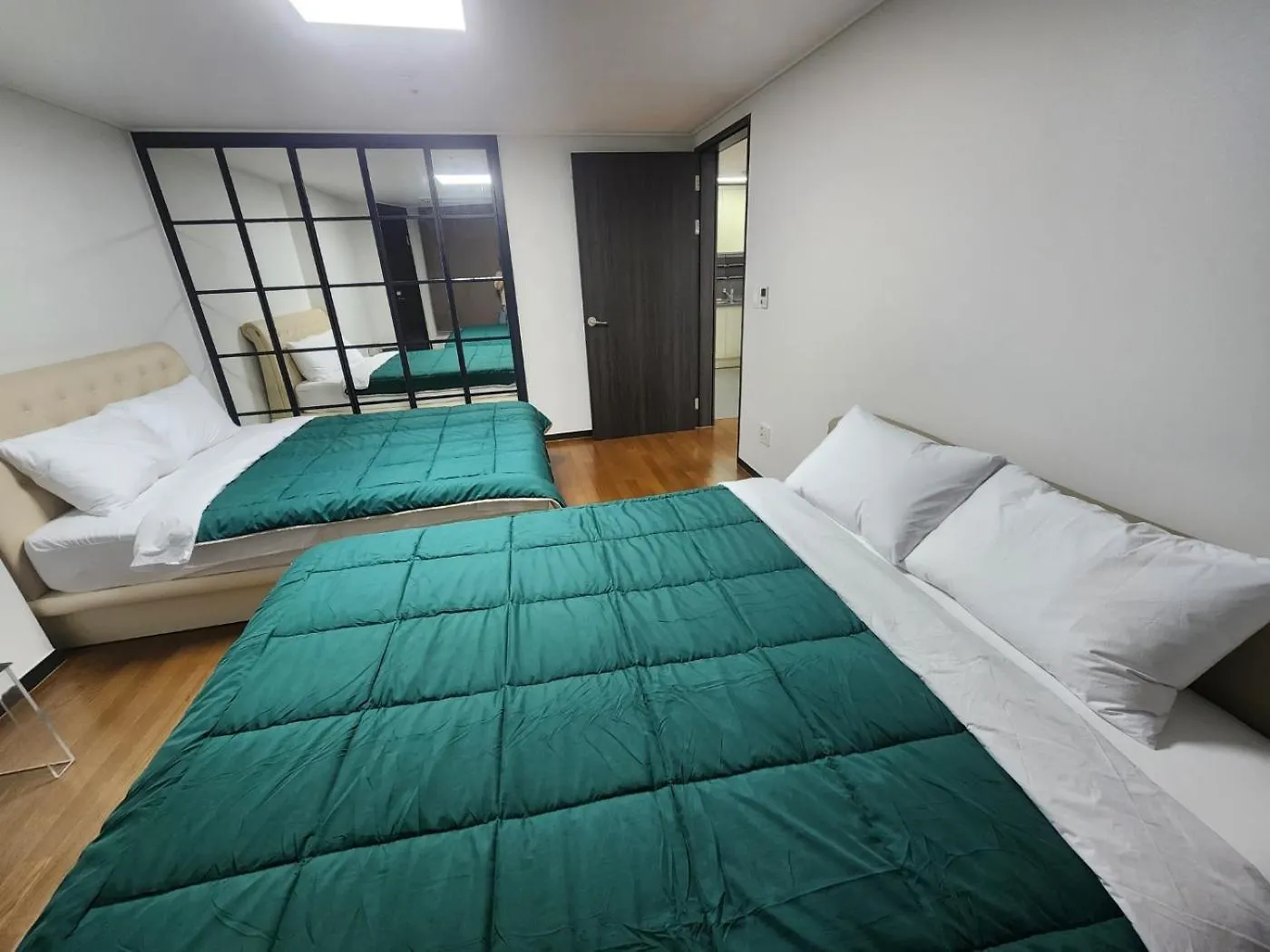 2 Minutes Run To The Sea Only 152M, Special Benefit Of Spa Waterpark 195M Away Busan Apartment