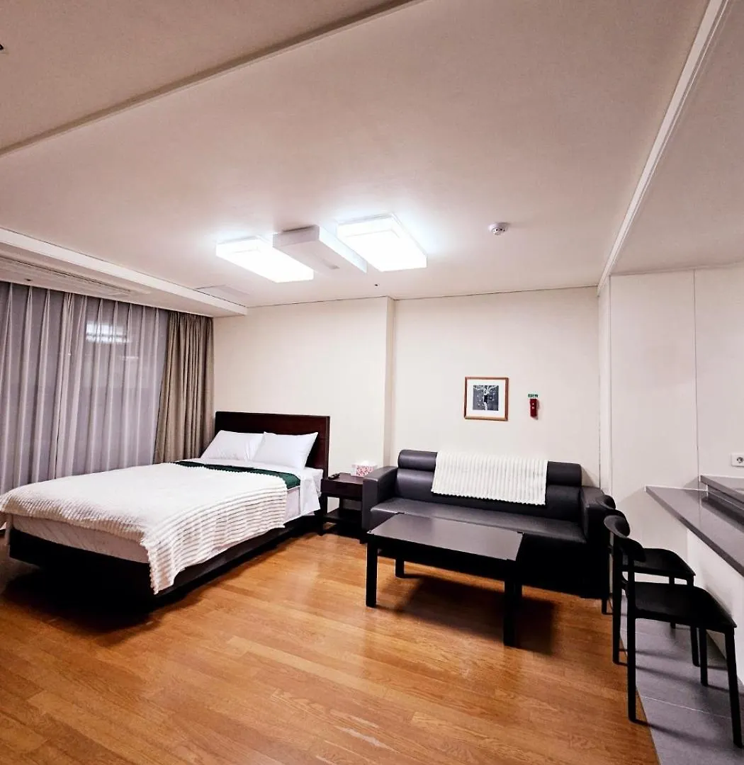 2 Minutes Run To The Sea Only 152M, Special Benefit Of Spa Waterpark 195M Away Busan Apartment