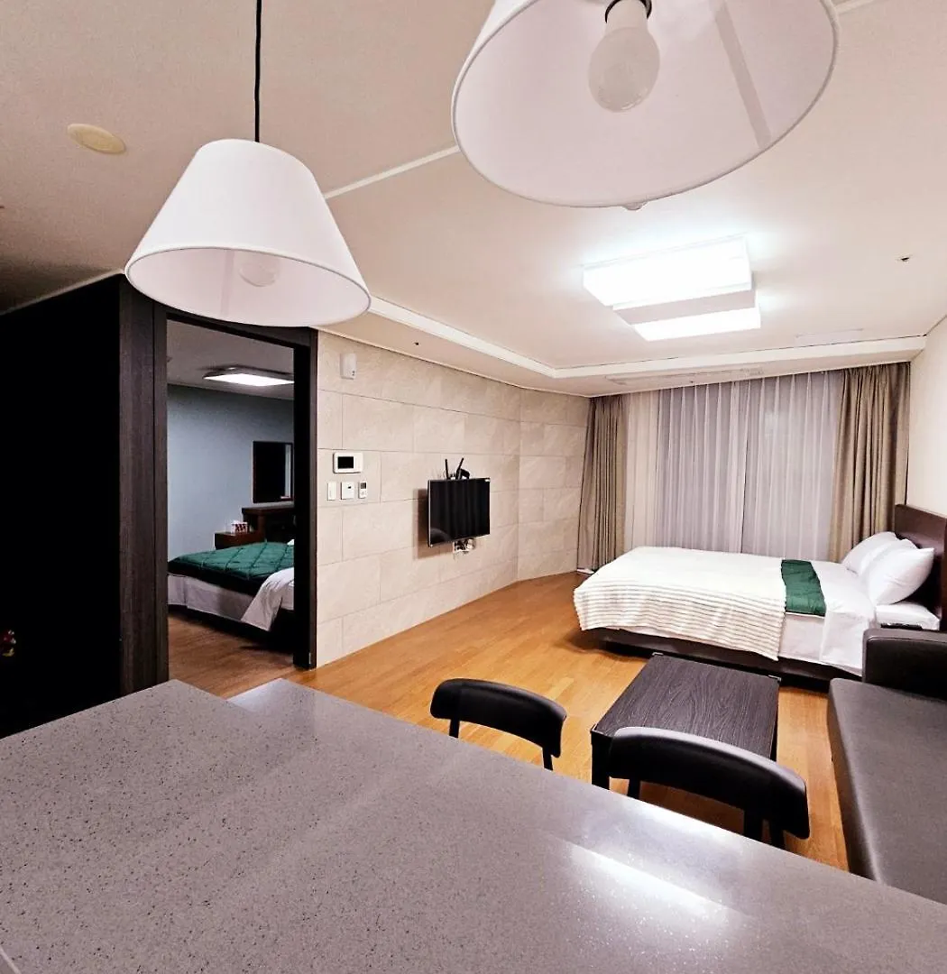 2 Minutes Run To The Sea Only 152M, Special Benefit Of Spa Waterpark 195M Away Busan Apartment