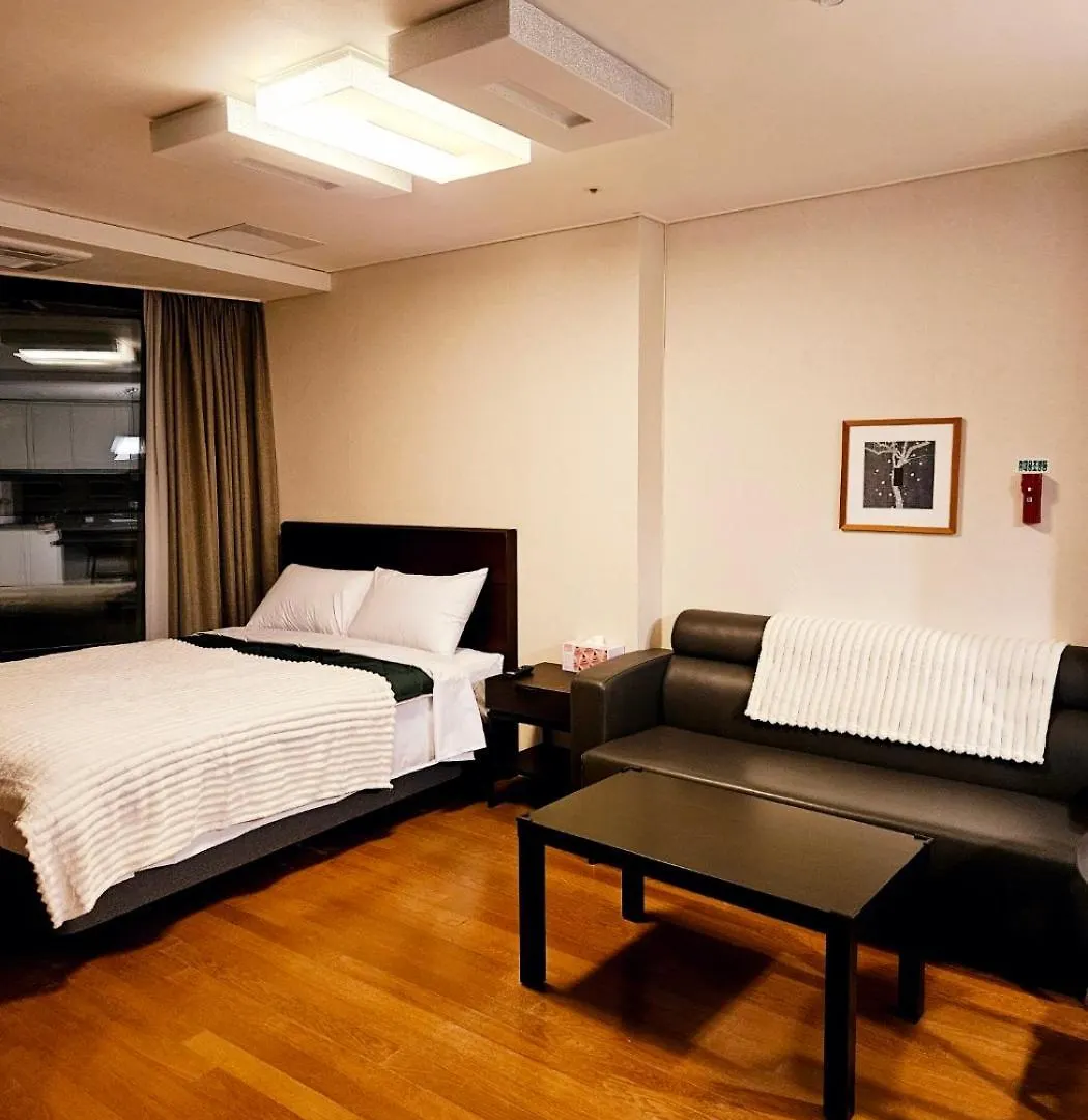 2 Minutes Run To The Sea Only 152M, Special Benefit Of Spa Waterpark 195M Away Busan Apartment