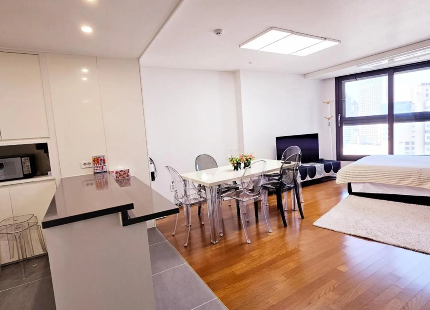 2 Minutes Run To The Sea Only 152M, Special Benefit Of Spa Waterpark 195M Away Busan Apartment