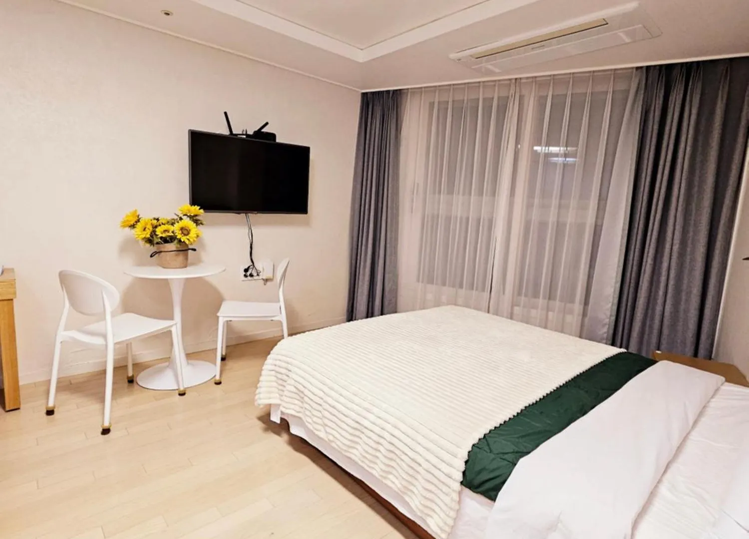 2 Minutes Run To The Sea Only 152M, Special Benefit Of Spa Waterpark 195M Away Busan Apartment